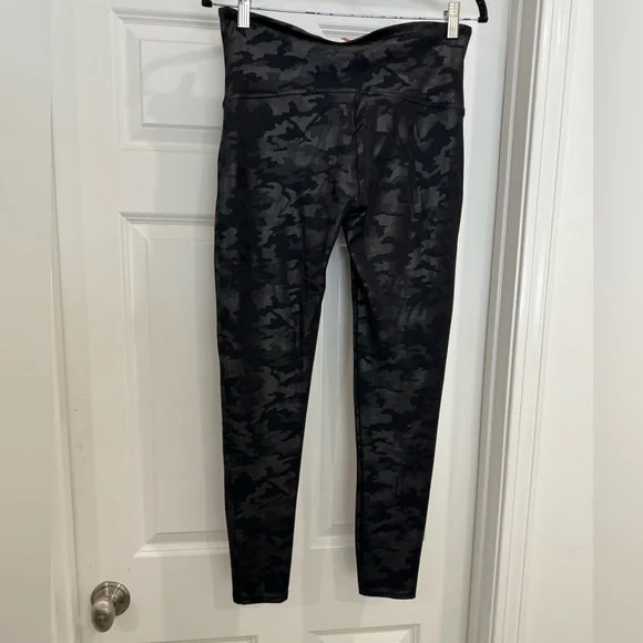SPANX faux leather CAMO legging XL - Picture 7 of 7